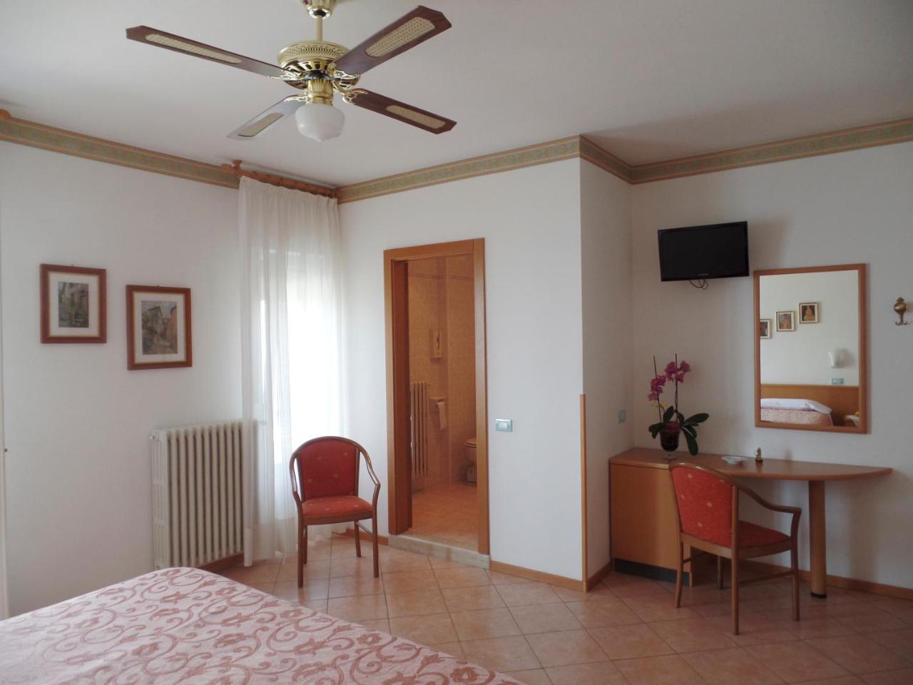 Piccolo Hotel Direkt Am See Brenzone sul Garda Eksteriør billede